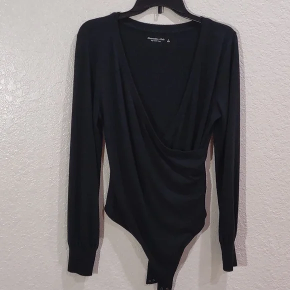 ABERCROMBIE & FITCH TOP. - Picture 8 of 11